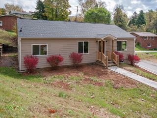 105 Travis St, Clyde NC  28721-9697 exterior