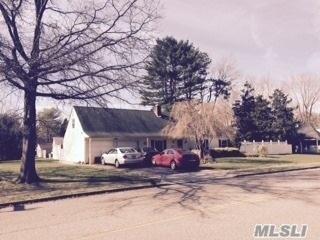22 Slate Ln, Hauppauge, NY 11749-1609