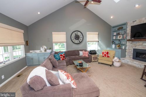 156 Whitney Ln, Southampton PA  18954-1080 exterior