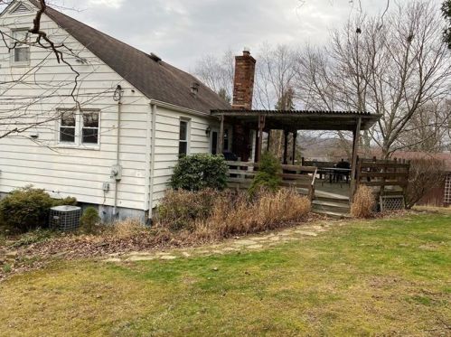 1034 Dallas Dr, Jeannette, PA 15644-9639