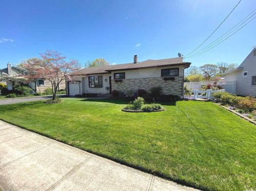 1063 Gardiner Dr, Bayshore, NY 11706-6313