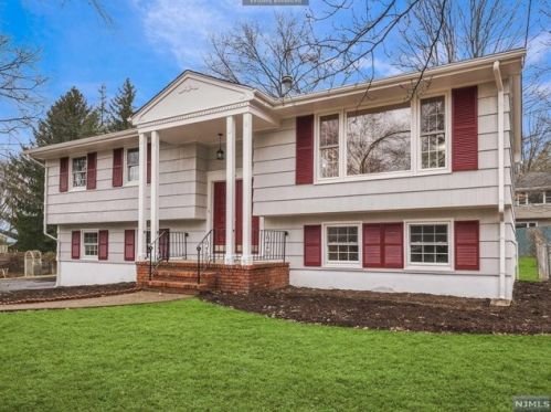 53 Academy Cir, Oakland, NJ 07436-2624