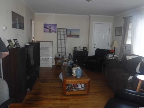 825 Walnut St, North Lindenhurst NY  11757-4734 exterior