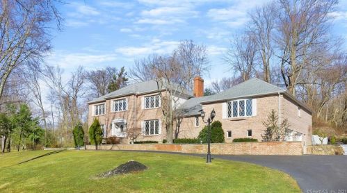64 Deer Run Dr, Bridgeport, CT 06611-2525