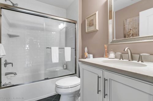 47 Sunset Dr, Tinton Falls NJ 07724 exterior