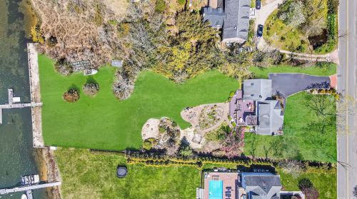 128 Senix Ave, Center Moriches, NY 11934-2909