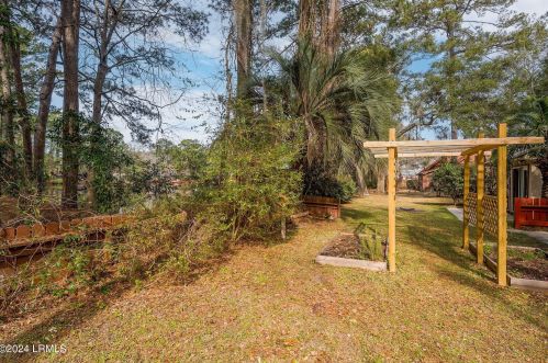 30 Chesterfield Dr, Beaufort SC  29906-9006 exterior