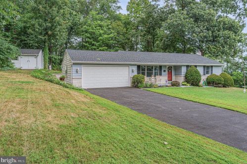 65 Forge Hill Ct, Mount Wolf, PA 17347-9740