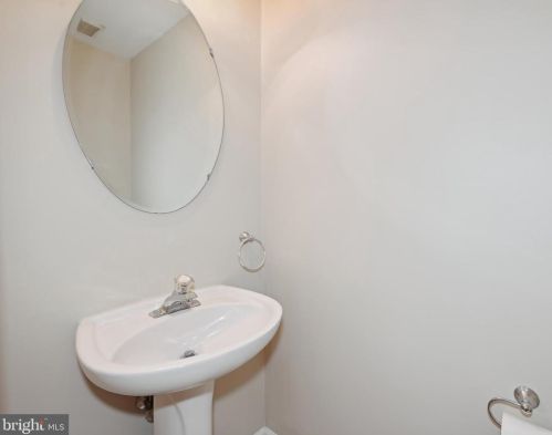 132 Cambridge Ct, West Deptford NJ  08096-6884 exterior