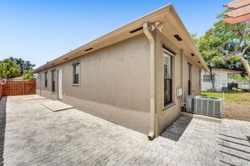 711 3rd Pl, Dania Beach FL  33004-4924 exterior