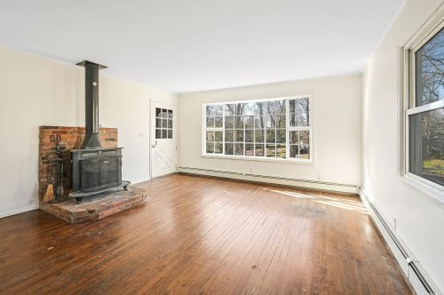 34 Twin Cedar Ln, Northport NY  11768-2232 exterior