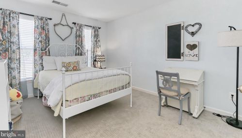 6012 Abernethy Ln, Gainesville VA 20155-4505 exterior