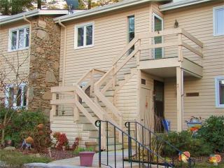 760 Britton Creek Dr, Hendersonville, NC 28791-7219