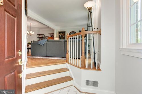 1316 Sundial Dr, Herndon, VA 20194-2000
