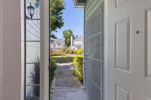 537 Torrey Pine Ln, Santa Rosa, CA 95407-5495