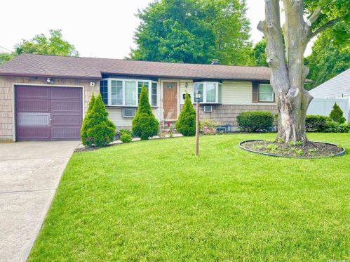 26 Yalta Dr, Central Islip, NY 11722-1119