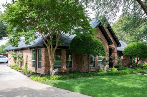 325 Cottonwood Ln, Hurst, TX 76054-2252