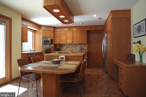 902 Hickory Dr, Blue Bell, PA 19422-1517