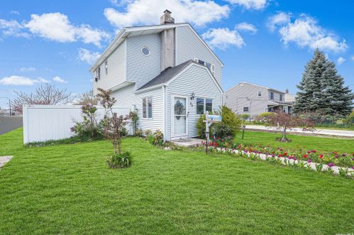 88 Doges Promenade, North Lindenhurst, NY 11757-6408