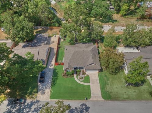 7 Fairway Dr, Conroe, TX 77304-1735