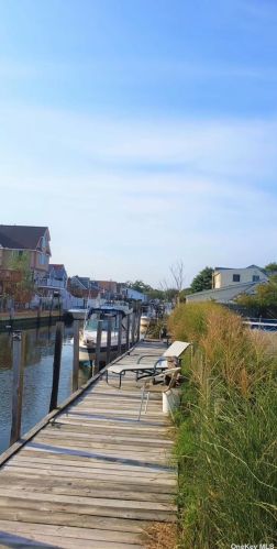 703 8th St, North Lindenhurst NY  11757-5522 exterior