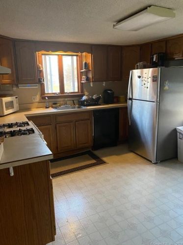 1 Hotchkiss St, Kensington CT  06037-2167 exterior