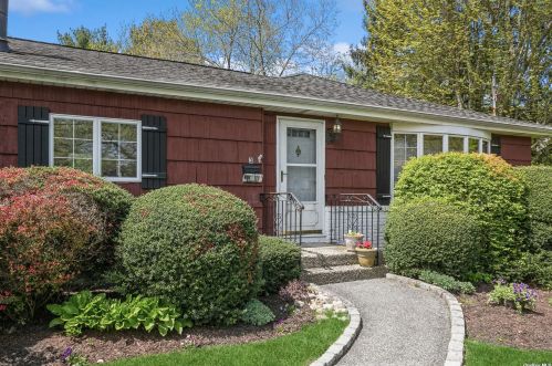 3 Mansfield Ln, Elwood NY  11731-4132 exterior