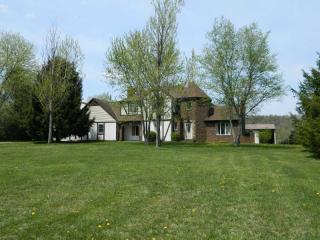 422 School Rd, Clinton, PA 15026-1132
