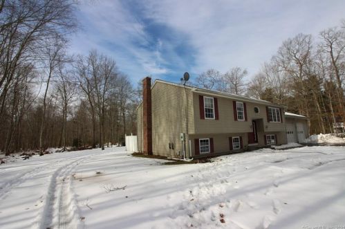 17 Mortimer Rd, Moosup, CT 06354-1808