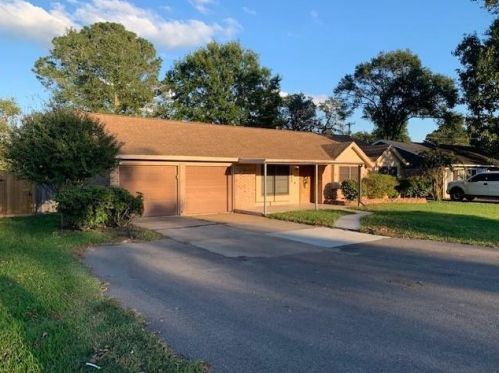 1033 Vine Dr, Angleton, TX 77515-5333