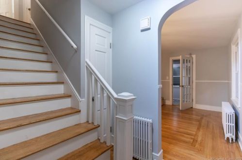 98 Ledgeside Ave, Waterbury, CT 06708-2708