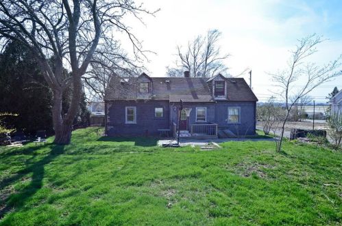 861 Aquidneck Ave, Middletown RI  02842-5256 exterior