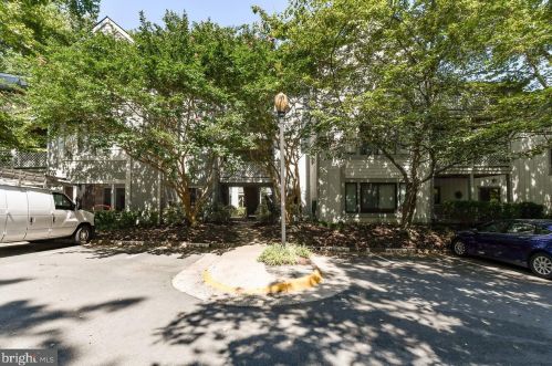 2226 Hunters Run Dr, Herndon, VA 20191-2829
