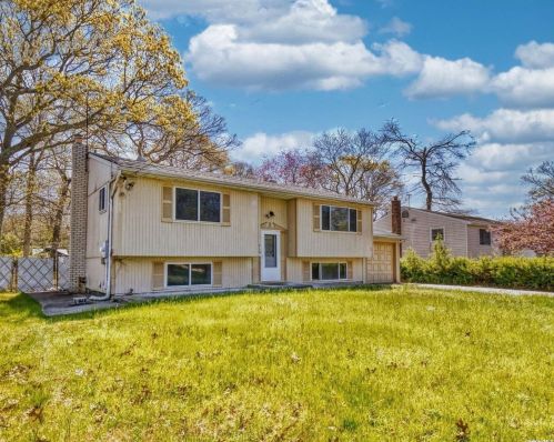 219 Ralph Ave, Babylon, NY 11702-1117