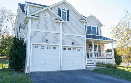 2 Summit Dr, Marlborough, NY 12542-6408