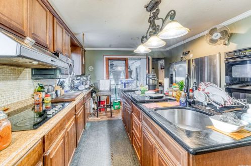 1 Greentree Cir, Westbury NY  11590-1510 exterior