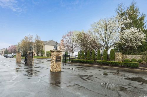 40 Crescent Cove Cir, Seaford, NY 11783-3646