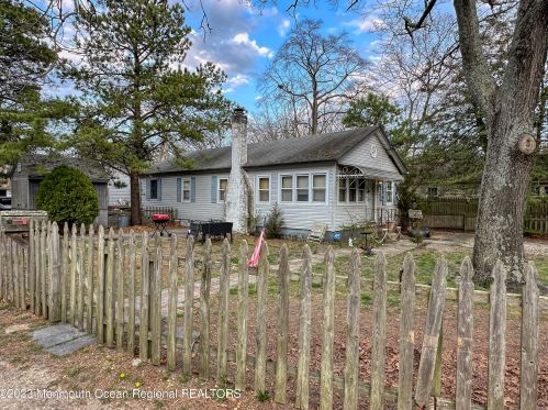 83 Woodland Dr, Bricktown, NJ 08723-7406