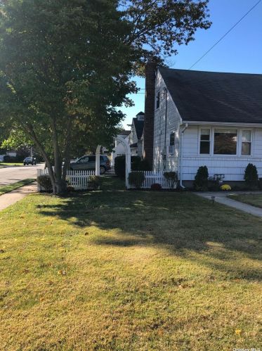 309 Ivy Ave, Westbury, NY 11590-1938