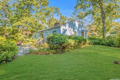 14 Oakledge Dr, Elwood NY  11731-3718 exterior