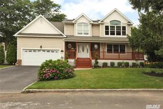 555 Walnut St, North Lindenhurst, NY 11757-4758