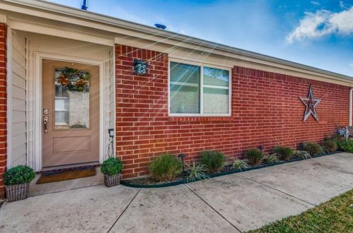 501 Horse Shoe Dr, Euless, TX 76039-3957