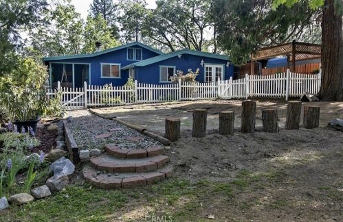 35946 Highland Dr, Bass Lake, CA 93669-9722
