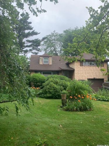 3889 Ralph St, Seaford, NY 11783-1742