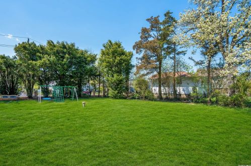 11 Maplewood Rd, Babylon NY  11704-7805 exterior