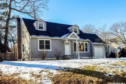 3 Sandra Ct, Huntington Station, NY 11746-2900