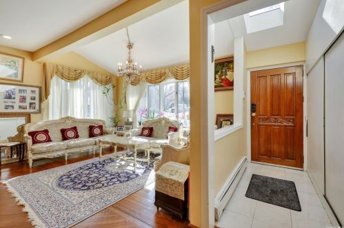 25717 Pembroke Ave, Great Neck, NY 11020-1037