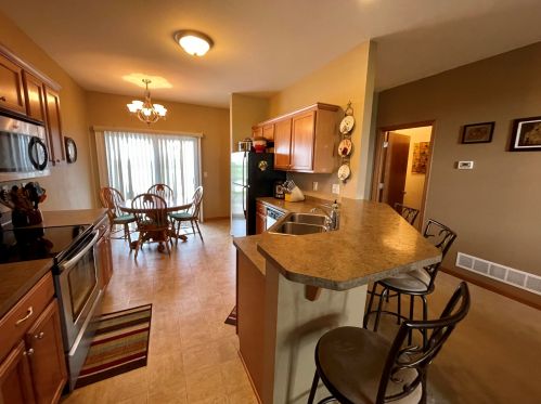 614 Hunter Oaks Blvd, Watertown WI  53094-7730 exterior