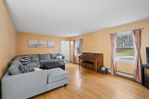 11 Palmer Dr, Gales Ferry CT  06335-1529 exterior