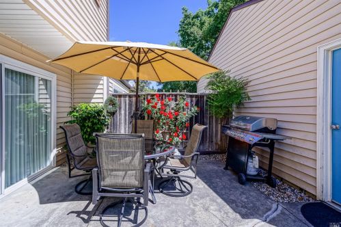 1614 Yardley St, Santa Rosa CA  95403-2393 exterior